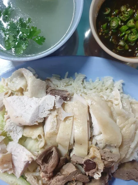 Riz cuit à la vapeur avec soupe de poulet à la nourriture de rue — Photo