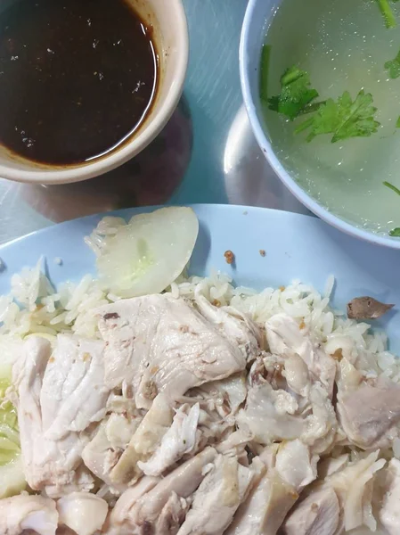 Riz cuit à la vapeur avec soupe de poulet à la nourriture de rue — Photo