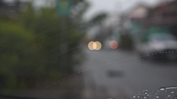 汽车刮水器工作清洁从观车挡风玻璃从车内雨水滴 — 图库视频影像