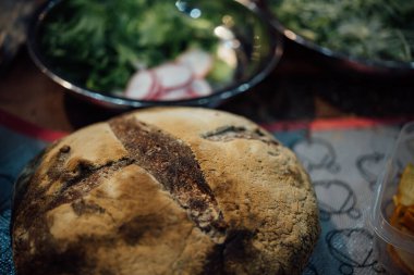 Restoranda sebze salatası ile ekşi hamur ekmek
