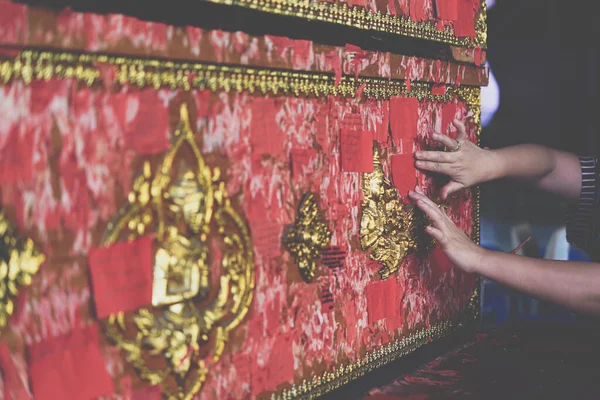 Donación de Coffin (Donar un Coffin) en el templo tailandés — Foto de Stock