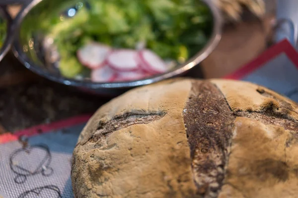 Chleb na zakwasie z sałatką warzywna w restauracji — Zdjęcie stockowe