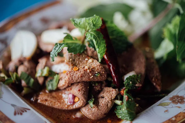 Ensalada de hígado de cerdo picante (Tub Wan) es comida tailandesa Esan —  Fotos de Stock