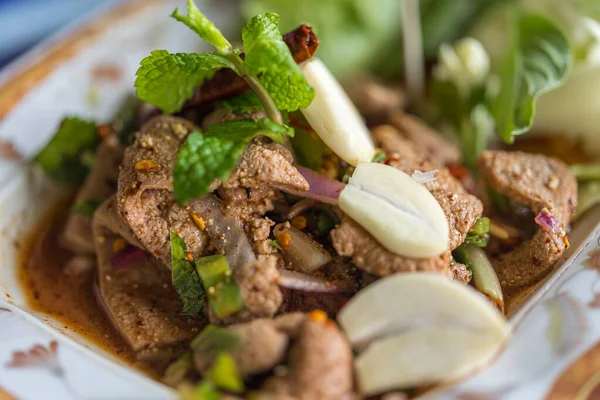 Ensalada de hígado de cerdo picante (Tub Wan) es comida tailandesa Esan — Foto de Stock