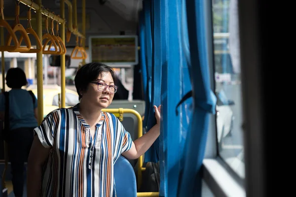 Asiatin fährt mit Linienbus in Stadt — Stockfoto