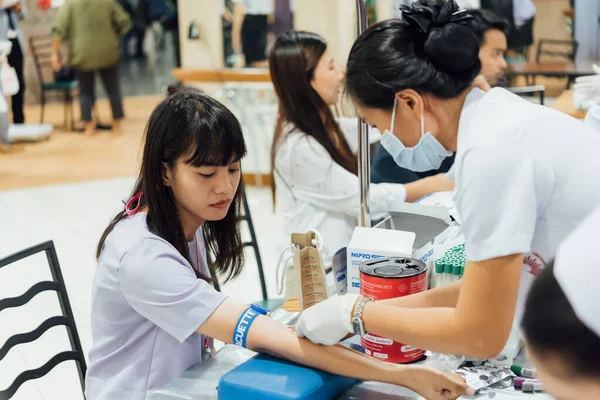 Проверка здоровья азиатов с помощью анализа крови — стоковое фото