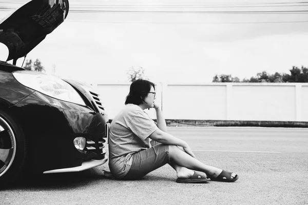 Vrouw ongelukkig en somber van auto motorprobleem — Stockfoto