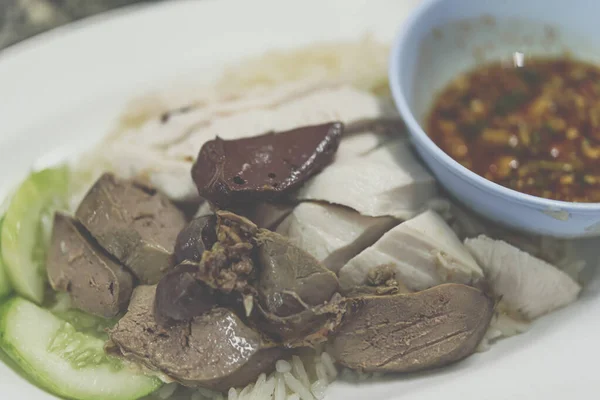 Nasi dikukus dengan sup ayam di jalan makanan — Stok Foto