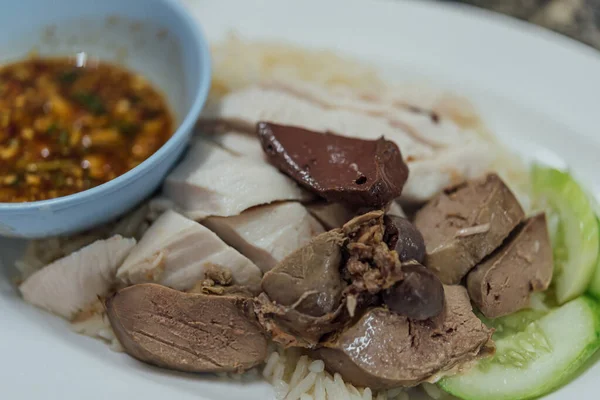 Tavuk çorbası sokak gıda ile haşlanmış pirinç — Stok fotoğraf