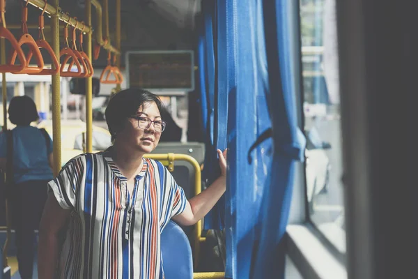 Mulher asiática viajar de ônibus de passageiros na cidade — Fotografia de Stock