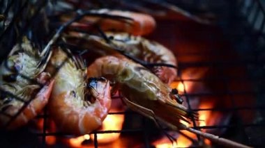 Izgara karides (Dev tatlı su karidesi) Bangkok Tayland 'da Tayland sokak gıda pazarında ya da restoranda mangal kömürü satışı