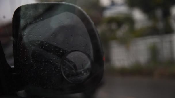 Espejo Lateral Del Coche Para Vista Trasera Gotas Agua Lluvia — Vídeo de stock