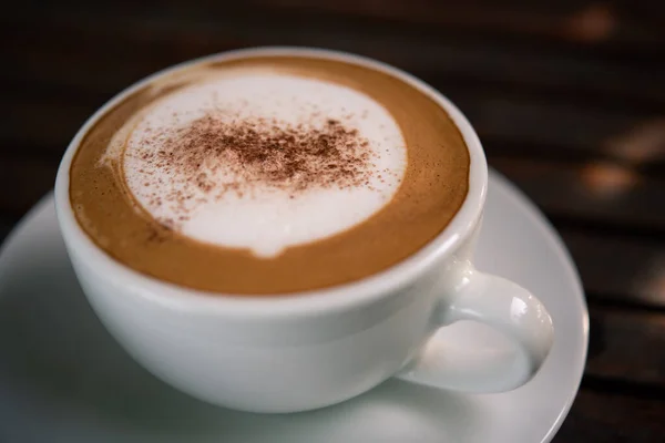 Καφές Ποτό Στο Λευκό Φλιτζάνι Καφέ Ξύλινο Τραπέζι Για Εξυπηρετήσει — Φωτογραφία Αρχείου