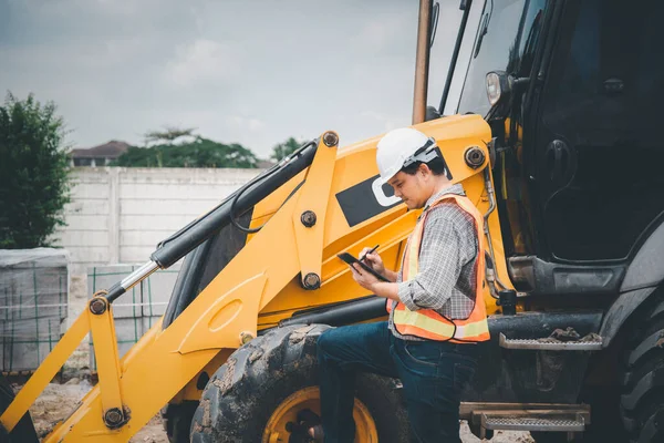 Aziatische Man Civiel Bouwkundig Ingenieur Architect Met Helm Veiligheidsvest Werken — Stockfoto