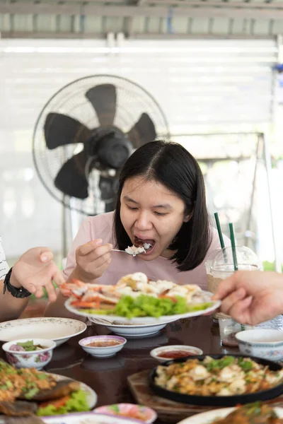 Ázsiai Csinos Csinos Eszik Thai Étel Rizs Sok Étel Étkező — Stock Fotó