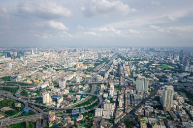 Cityscape ve ulaşım ekspres yol ve trafik ile gündüz gökdelen Bangkok. Başkenti ve en kalabalık şehir Tayland Bangkok olduğunu.