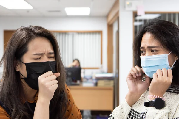 Femeile Frumoase Asiatice Care Poartă Mască Protecție Respiratorie Împotriva Gripei — Fotografie, imagine de stoc