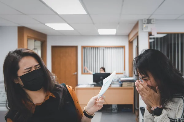아시아의 여성들은 유행하는 코로나 바이러스에 대항하여 마스크를 이감기는 컨셉트 관리에 — 스톡 사진