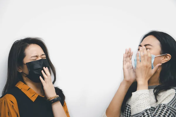 아시아의 여성들은 유행하는 코로나 바이러스에 대항하여 마스크를 이감기는 컨셉트 관리에 — 스톡 사진
