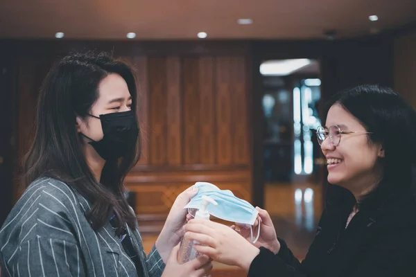 Las Mujeres Asiáticas Que Usan Máscara Alcohol Antibacteriano Gel Mano — Foto de Stock