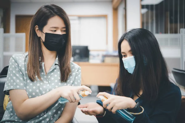 아시아 여성들은 마스크를 항균성 마스크를 착용하고 유행하는 코로나 바이러스에 대항하여 — 스톡 사진