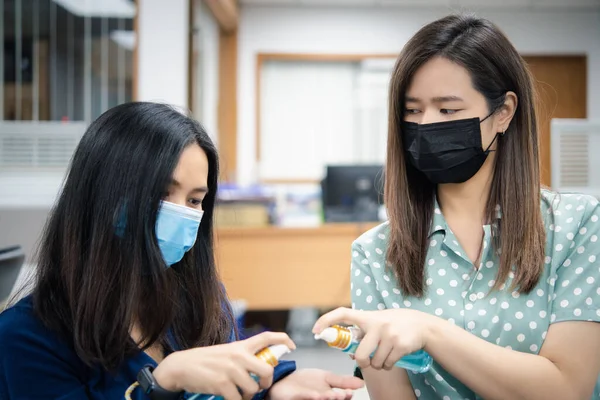 아시아 여성들은 마스크를 항균성 마스크를 착용하고 유행하는 코로나 바이러스에 대항하여 — 스톡 사진