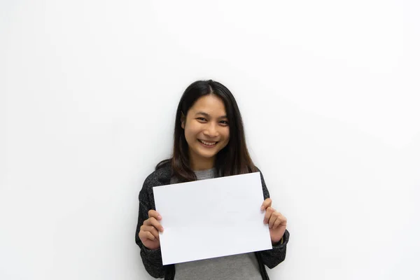 在概念商业女性和广告中 亚洲漂亮女人带着快乐和微笑展示空白白纸复制空间和信息 — 图库照片