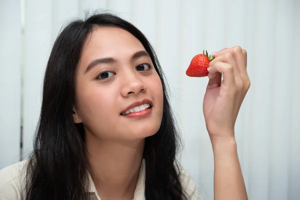 Azji Ładna Kobieta Gospodarstwa Jedzenia Świeże Truskawki Jest Czerwony Owoc — Zdjęcie stockowe