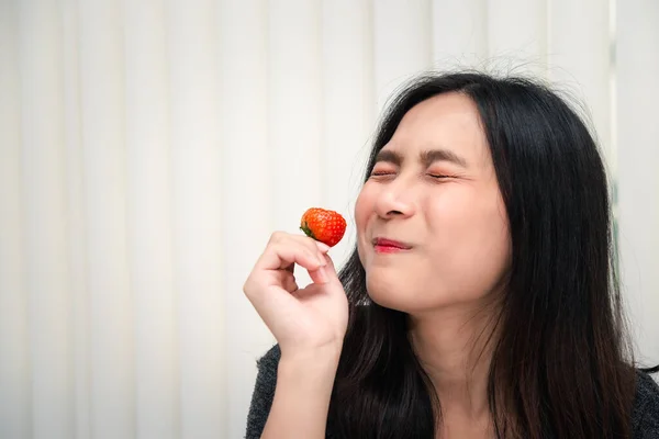 Mulher Bonita Asiática Segurando Comendo Morango Fresco Cor Fruta Baga — Fotografia de Stock