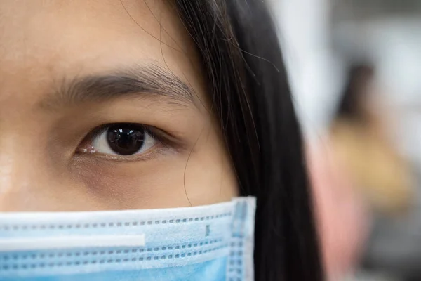 아시아의 아름다운 마스크 마스크를 유행하는 코로나 바이러스 유행에 대항하여 사무실에서 — 스톡 사진