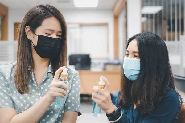 Femeile Asiatice Care Poartă Mască Alcool Gel Mână Antibacterian Mască — Fotografie, imagine de stoc
