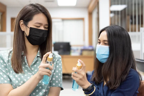 Азиатские Женщины Носят Маску Алкоголь Антибактериальный Гель Рук Респираторная Защита — стоковое фото