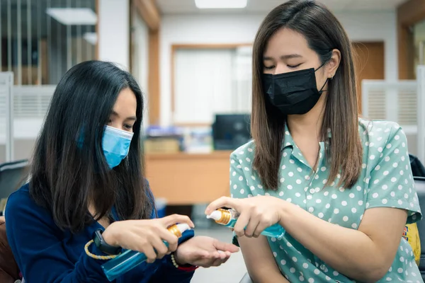 Asian Women Wearing Mask Alcohol Antibacterial Hand Gel Respiratory Protection — Stock Photo, Image