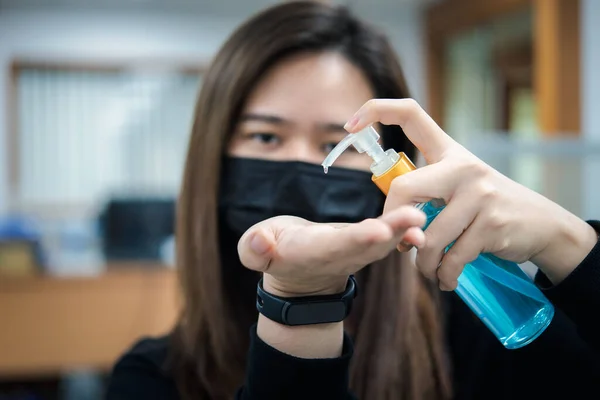 Asiatisk Kvinde Iført Maske Alkohol Antibakteriel Hånd Gel Åndedrætsværn Maske - Stock-foto