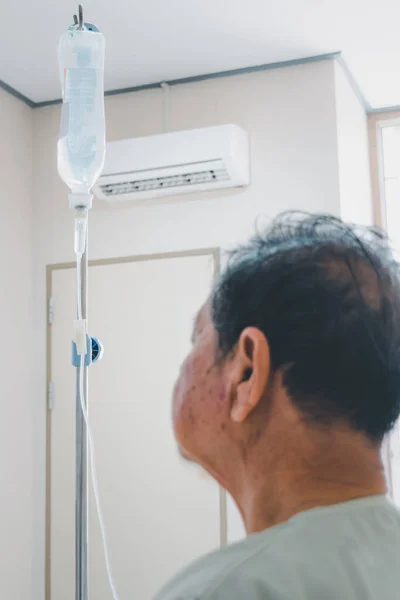 Paciente Asiático Anciano Años Con Solución Salina Intravenosa Línea Línea — Foto de Stock