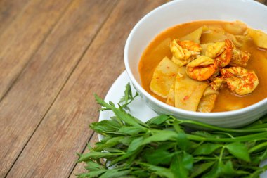 Tayland baharatlı baharatlı, karides ve karidesli sarı köri ve sebzelerle yenmiş bambu filizi (Gaaeng Leuang) veya Tayland restoranında satılık Oenanthe.