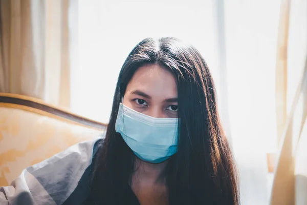 아시아의 아름다운 마스크 마스크를 유행하는 코로나 바이러스 유행에 대항하여 사무실에서 — 스톡 사진