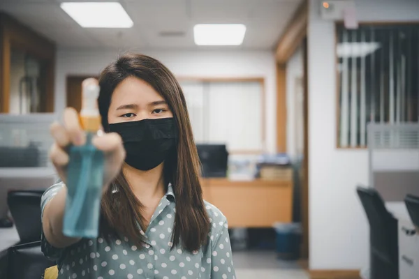 Mulher Asiática Usando Máscara Álcool Gel Antibacteriano Mão Máscara Proteção — Fotografia de Stock