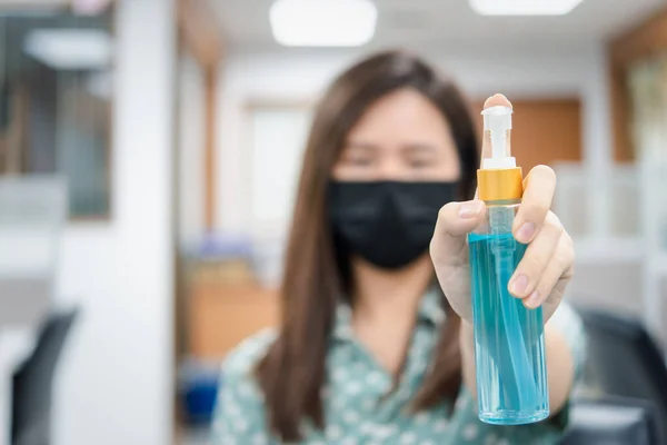 Femeia Asiatică Care Poartă Mască Alcool Gel Mână Antibacterian Mască — Fotografie, imagine de stoc