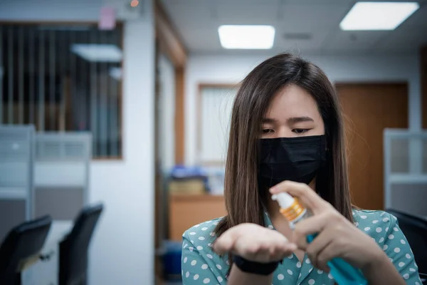 Wanita Asia Mengenakan Masker Dan Alkohol Tangan Antibakteri Gel Masker — Stok Foto