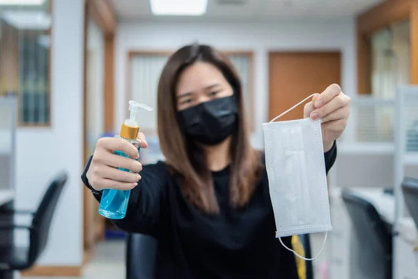 Asiatisk Kvinde Iført Maske Alkohol Antibakteriel Hånd Gel Åndedrætsværn Maske - Stock-foto