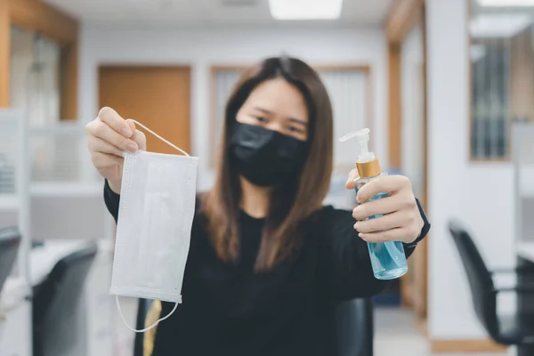 아시아 마스크를 항균성 마스크를 유행하는 19나 코로나 바이러스에 대항하는 아시아 — 스톡 사진