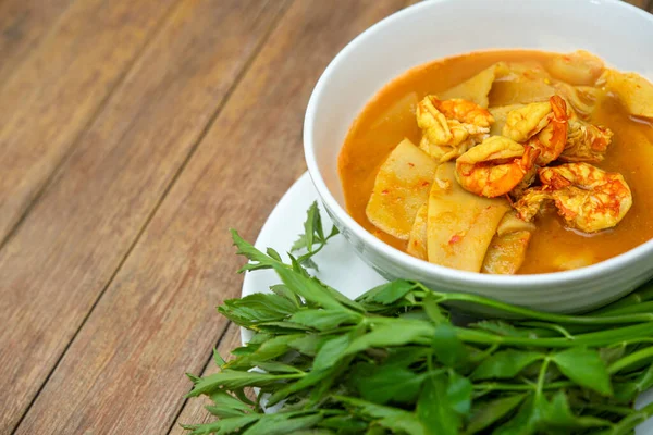 Südthailändisches Scharfes Sour Yellow Curry Mit Shrimps Oder Garnelen Und — Stockfoto