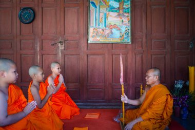 Ang Thong, Tayland - 23 Ekim 2016: Tayland 'da Budist papazlık görevinde bulunan kimliği belirsiz Asyalı çocuk, Tayland' da Budist dini töreninde acemi keşiş ya da küçük acemi rahip oldu.