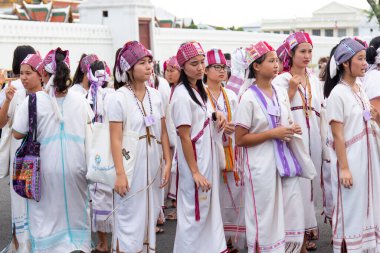 Bangkok, Tayland - 25 Ağustos 2017: Tanımlanamayan Tayland yaslı insanlar Büyük Saray 'da sevgili Rama 9 Tayland Kralı Bhumibol Adulyadej' e saygılarını sunmak için bekliyorlar.
