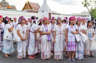 Bangkok, Tayland - 25 Ağustos 2017: Tanımlanamayan Tayland yaslı insanlar Büyük Saray 'da sevgili Rama 9 Tayland Kralı Bhumibol Adulyadej' e saygılarını sunmak için bekliyorlar.