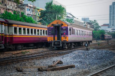 Bangkok, Tayland - 17 Ocak 2020: Bangkok tren istasyonunda tanımlanamayan tren. Tayland 'da birçok insan trenle seyahat eder çünkü daha ucuzdur..