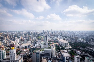 Bangkok, Tayland - 28 Ağustos 2016: Bangkok gökdeleninden gündüz trafiği ve otoyolu ile şehir ve ulaşım. Bangkok, Tayland 'ın başkenti ve en kalabalık şehridir..