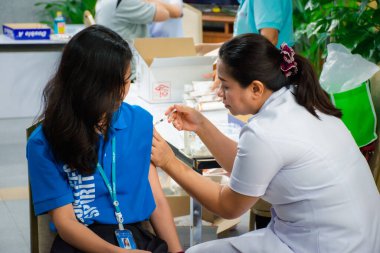 Bangkok, Tayland - 23 Eylül 2016: Kimliği belirlenemeyen Asyalı kadın sağlık kontrolleri Sağlık Bakanlığı tarafından her yıl gribe karşı aşı yaptırılıyor.