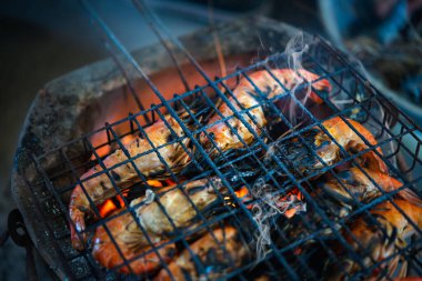 Izgara karides (Dev tatlı su karidesi) Bangkok Tayland 'da Tayland sokak gıda pazarında ya da restoranda mangal kömürü satışı